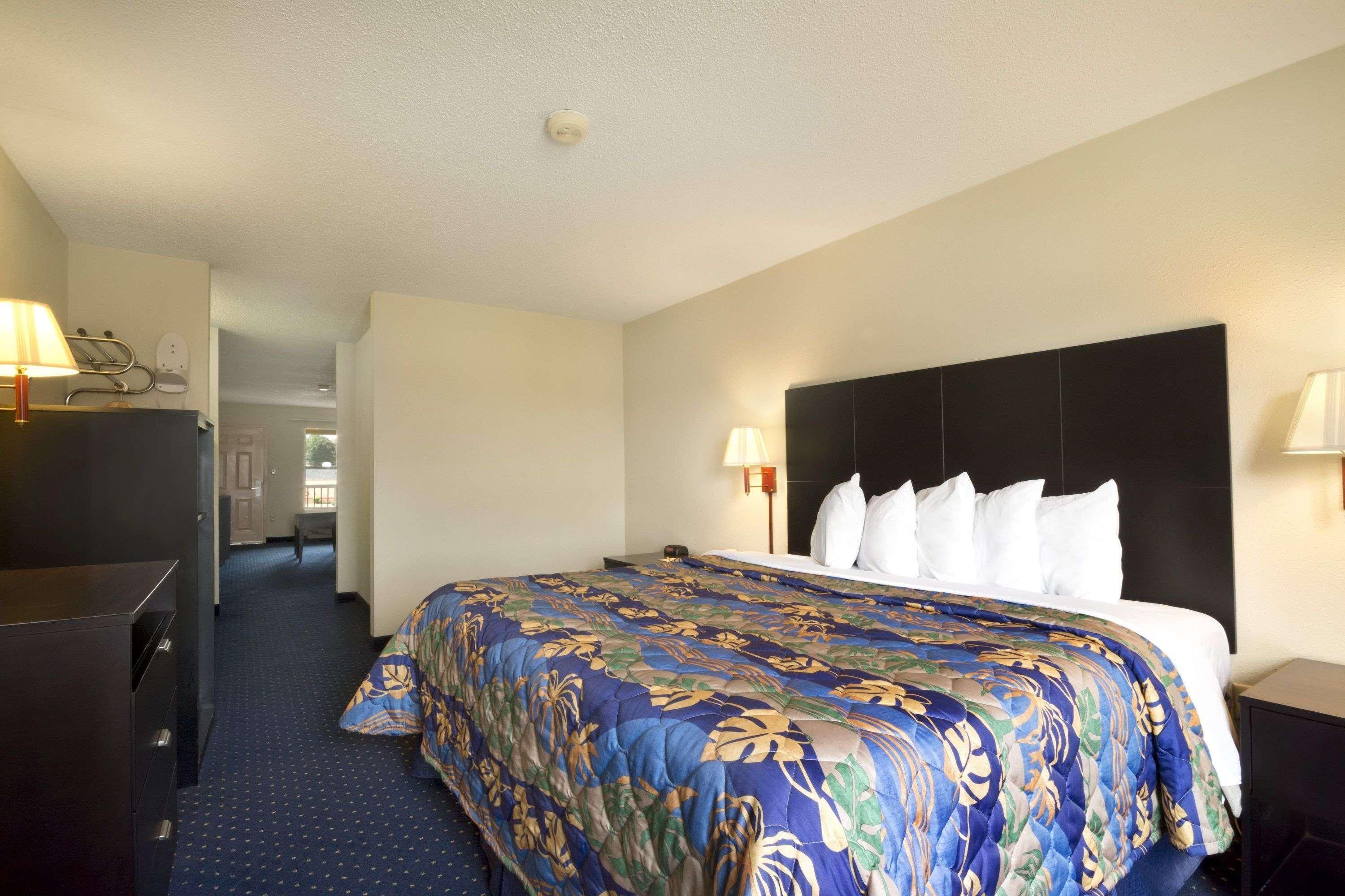 Days Inn By Wyndham Alma Exterior photo